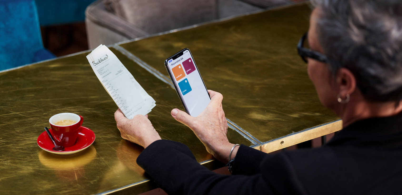 Person die Spesenbeleg mit Mobile App AbaClik AI einscannt