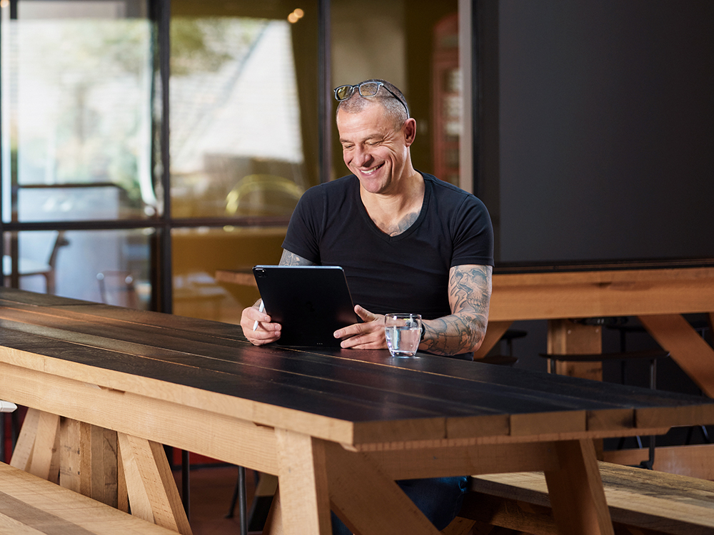 Person die am iPad arbeitet